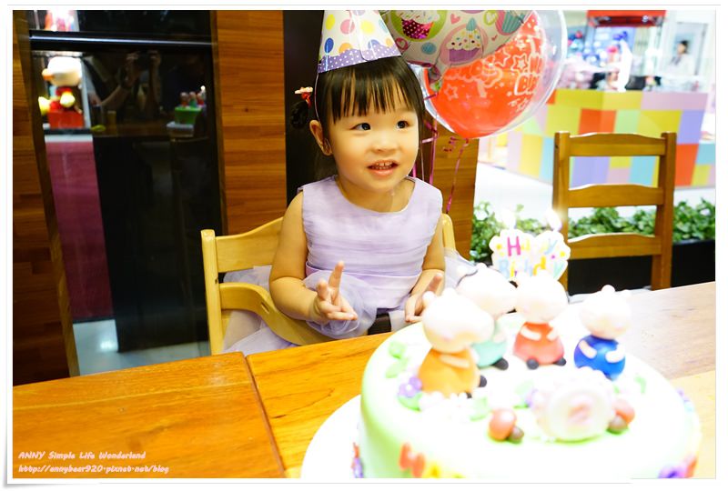 [育兒生活] 小波妞兩歲生日快樂 ♥ 生日蛋糕切了又切 願你平安健康快樂長大 (珮珮豬造型蛋糕／生日帽／生日氣球)